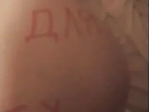 یک جوجه جوان در حال  ...